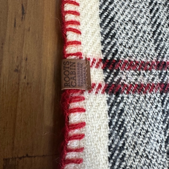 Oversized Roots Cabin Scarf with Red and Black Pattern - Picture 2 of 4